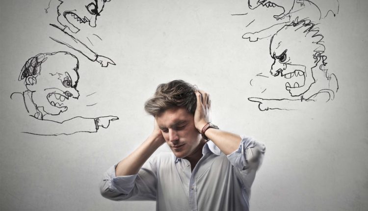 criticar-manos-oreja