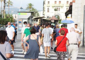 gente-anda-centro-ceuta