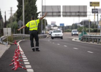 guardia-civil-trafico-coche-carretera