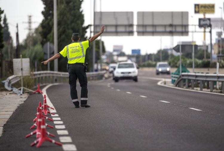 guardia-civil-trafico-coche-carretera
