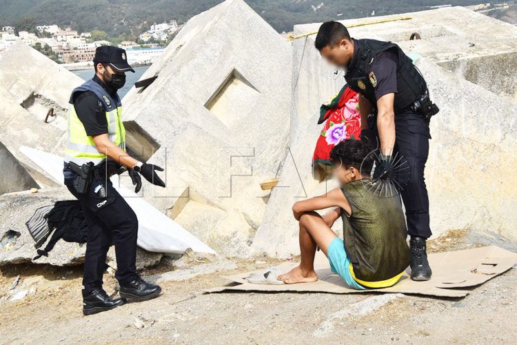 policia-nacional-inmigrantes-escolleras-28