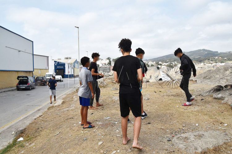 policia-nacional-inmigrantes-escolleras-40