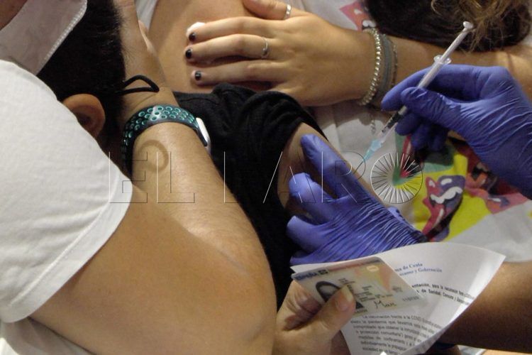 vacuna-sin-cita-jovenes-acuden16