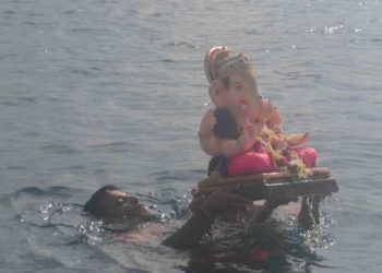 Ganesha es sumergido en las aguas.