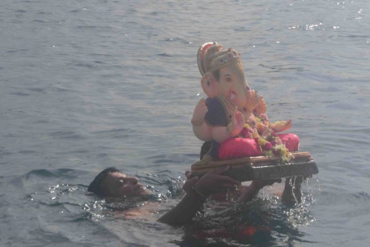 Ganesha es sumergido en las aguas.