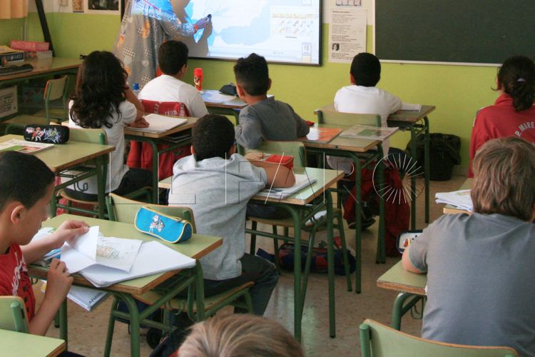 -educacion- alumnos-maestro-clase-aula-estudiantes