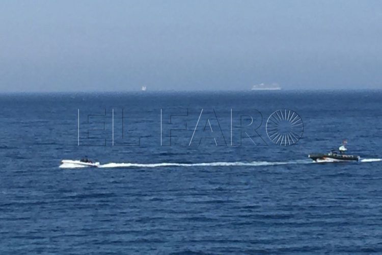 guardia-civil-embarcacion-inmigrantes