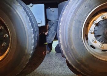 inmigrante-camion-algeciras-001