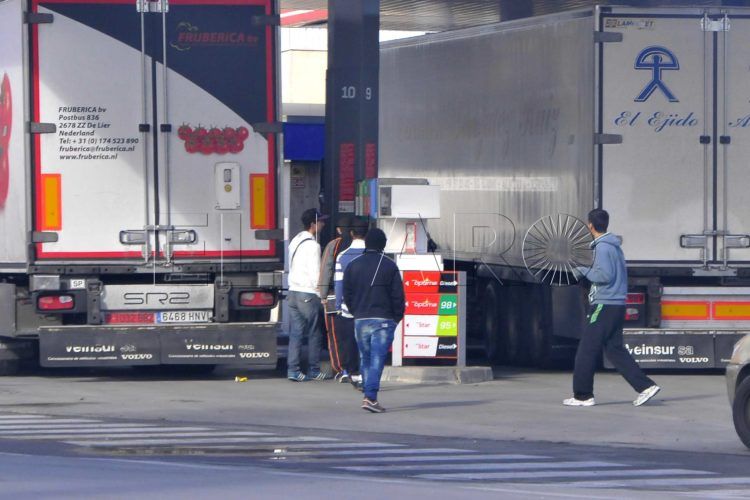 camion-puerto-inmigrantes
