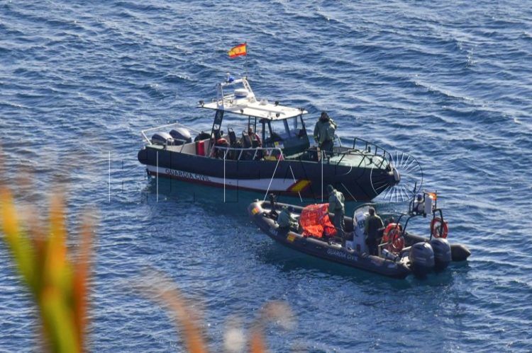 guardia-civil-salvamento-rescata-cadaver-mar-005