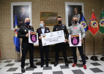 policia-nacional-escudo-cancer-mama-2