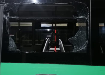 apedreamiento-autobus-gente-erquicia