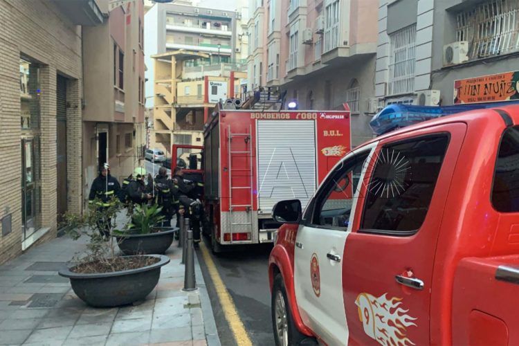 bomberos-policia-alertados-incendio-casa