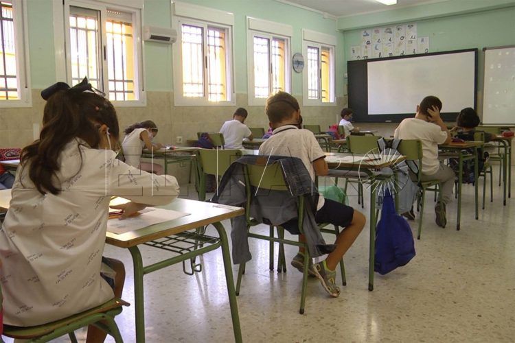 alumnos-aula-colegio-clase-coronavirus-mascarillas copia