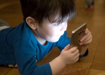 Niño y dispositivo