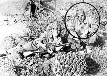 El cabo Antonio Pérez Ruiz con un compañero portando una ametralladora en el Puesto de Tiliuín.