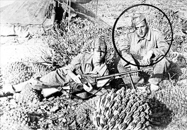 El cabo Antonio Pérez Ruiz con un compañero portando una ametralladora en el Puesto de Tiliuín.