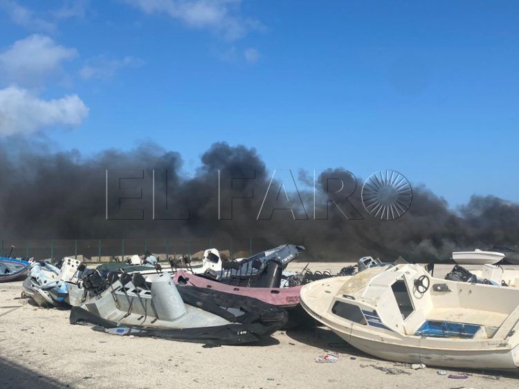 incendio-lanchas-coches-puerto-007