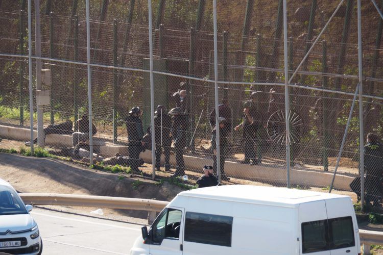 agentes-valla-entrada-inmigrantes-melilla