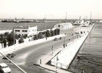 Lejana estampa del muelle España, entonces totalmente abierto a la ciudad, a principios de los años sesenta.