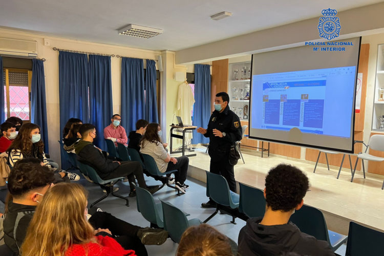 policia-nacional-charla-san-agustin-1