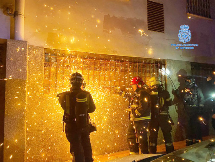 policia-nacional-incendio-reina-001