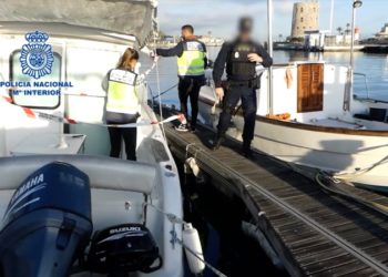 policia-nacional-inmigrantes-embarcaciones-recreo-002