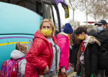 CIUDAD REAL, 12/03/2022.- Emoción, lágrimas y muestras de solidaridad a raudales es lo que más se vivido entre las familias que van a acoger a los 58 refugiados ucranianos, fundamentalmente niños, mujeres y ancianos que han podido salir de su país huyendo de la guerra y este sábado han llegado en autobús a Ciudad Real. EFE/Jesús Monroy
