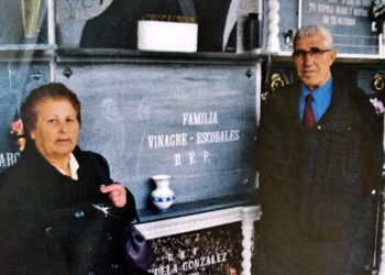 A la derecha, el autor del artículo, y a la izquierda la hermana del soldado José Vinagre Escobales ante su tumba en el cementerio de Coria (Cáceres). Foto de José Carlos Herrero Vázquez