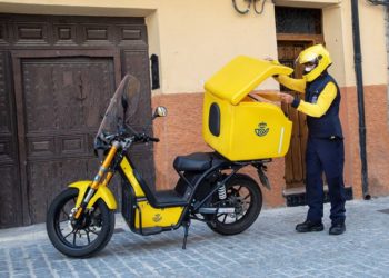 Correos cartero y moto 2