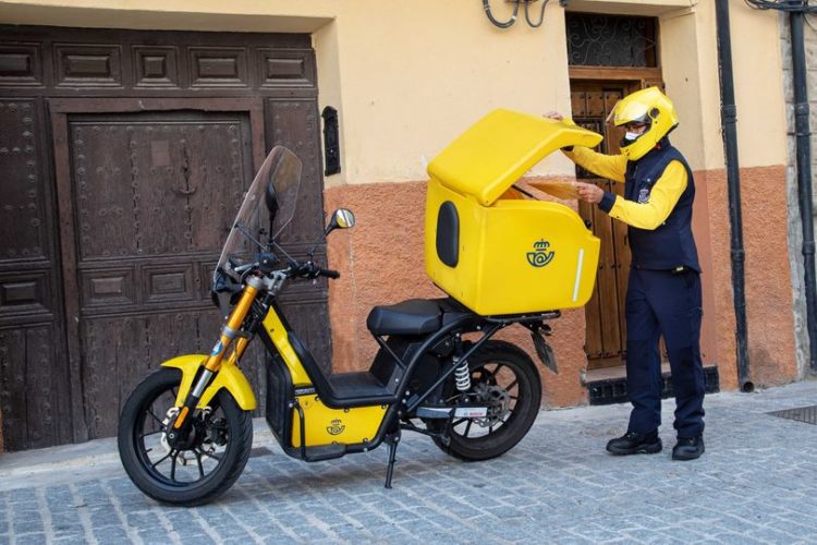 Correos cartero y moto 2
