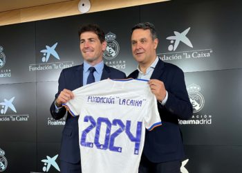 Iker Casillas y Xavier Bertolín han posado con la camiseta blanca