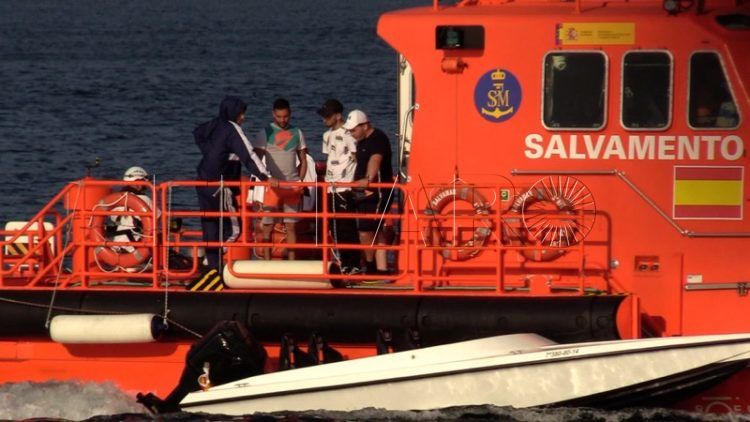 atria-rescata-personas-embarcacion-005