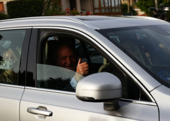 El rey Juan Carlos dice con un gesto que todo bien al llegar a casa de Campos