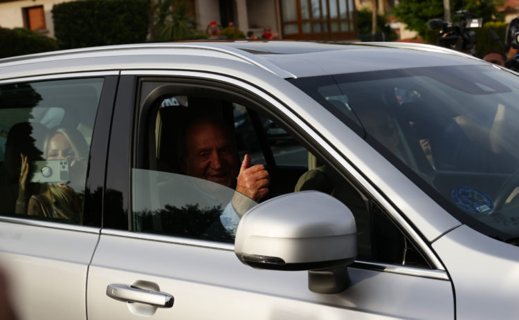 El rey Juan Carlos dice con un gesto que todo bien al llegar a casa de Campos