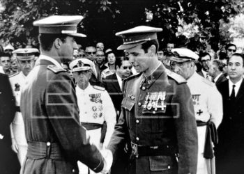 El entonces príncipe, Juan Carlos de Borbón, dándole el pésame en el sepelio del padre del entonces capitán Agustín Muñoz-Grandes Galilea, junto a autoridades militares y civiles