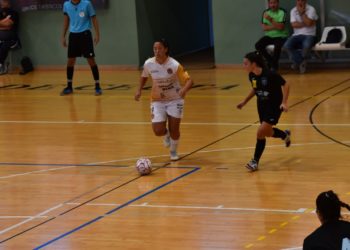 Maura Scaletti con el balón en un encuentro del CD Camoens.