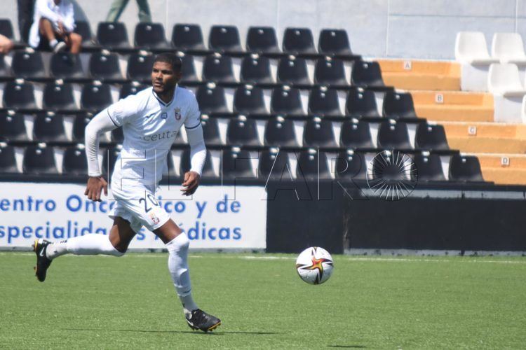 ad-ceuta-jugador-central-alvaro-telis