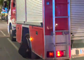 bomberos-camion-rueda-reventada-okok