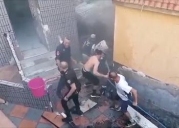 vecinos-policia-sofocan-incendio-casa-principe-001