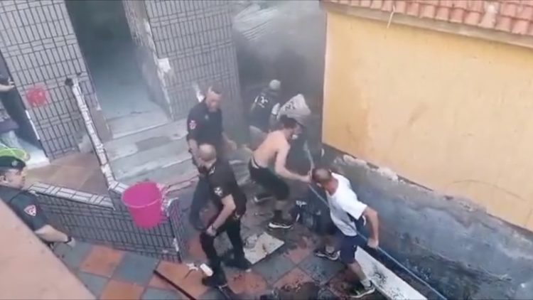vecinos-policia-sofocan-incendio-casa-principe-001
