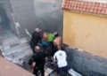 vecinos-policia-sofocan-incendio-casa-principe-002