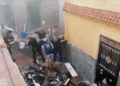 vecinos-policia-sofocan-incendio-casa-principe-003