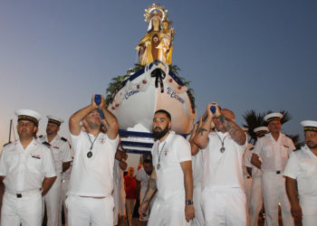 virgen del carmen y costaleros
