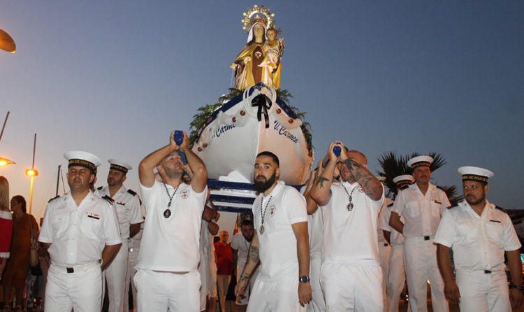virgen del carmen y costaleros