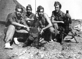 Timoteo Morte Navarro con varios compañeros en una posicion de Ifni