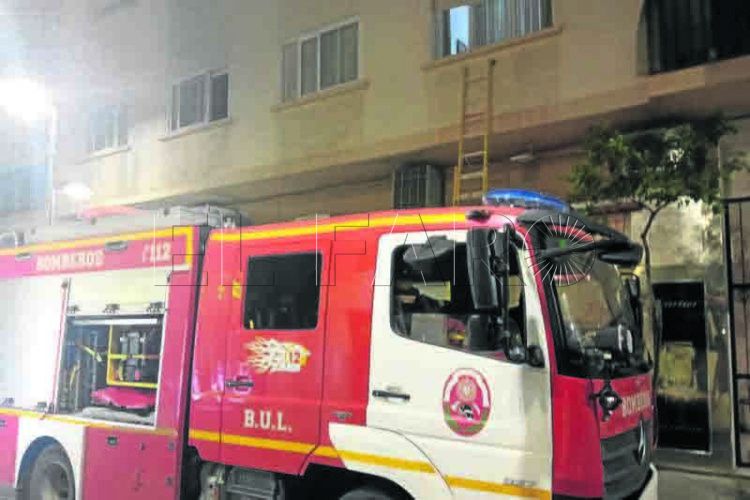 bomberos-rescate-calle-real-mujer-mayor-001