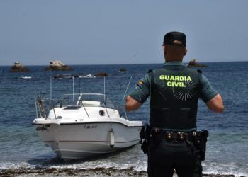 embarcacion-benzu-guardia-civil-espaldas-003