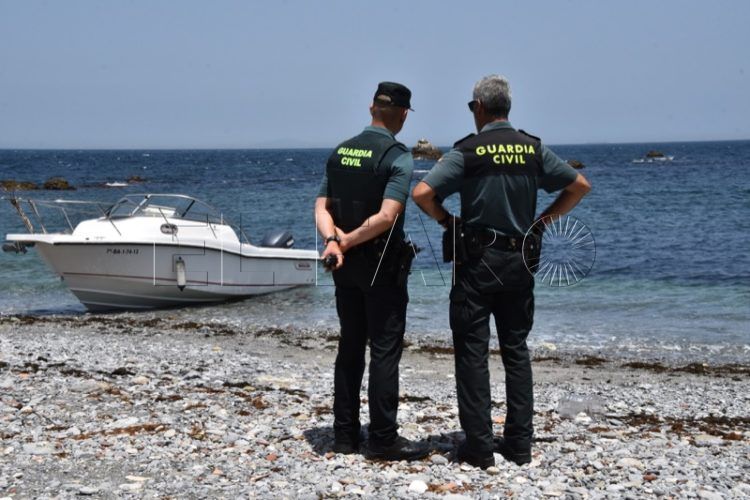 embarcacion-benzu-guardia-civil-espaldas-005