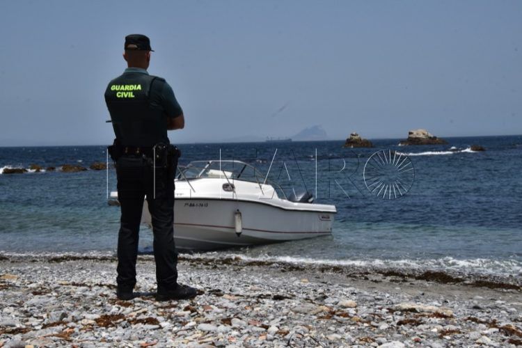 embarcacion-benzu-guardia-civil-espaldas-006
